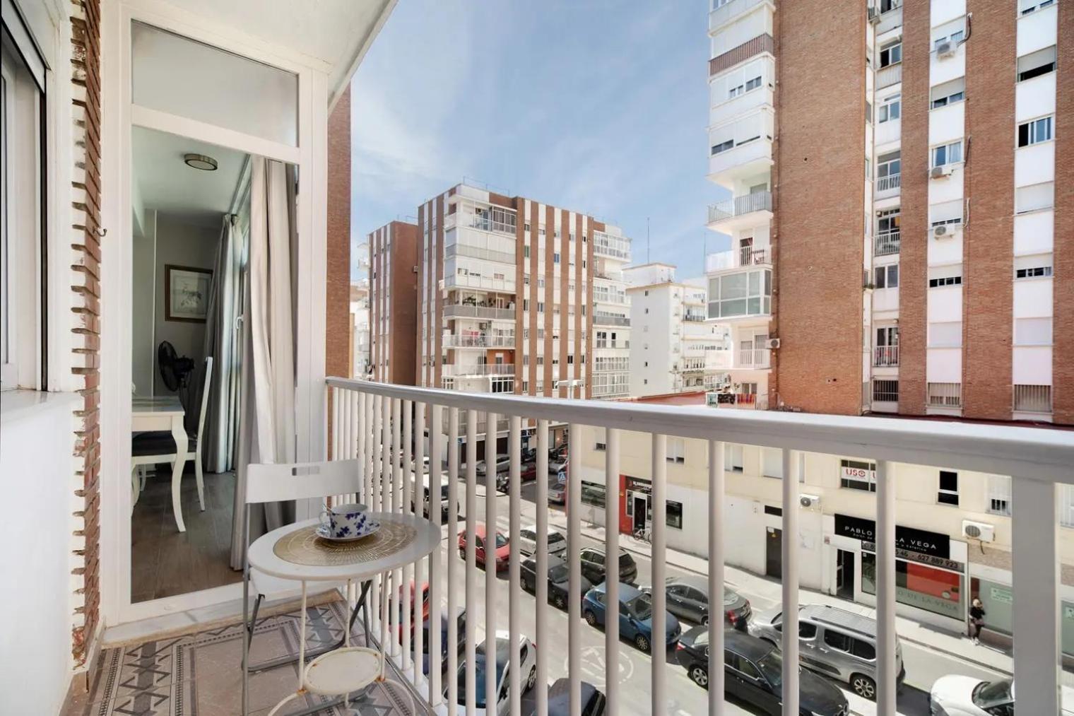 Cozy Room In Stylish Flat Just Steps From The Beach Cádis Exterior foto