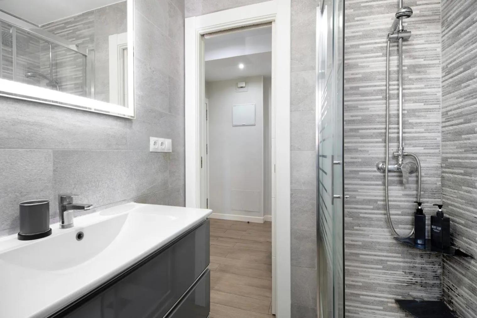 Cozy Room In Stylish Flat Just Steps From The Beach Cádis Exterior foto